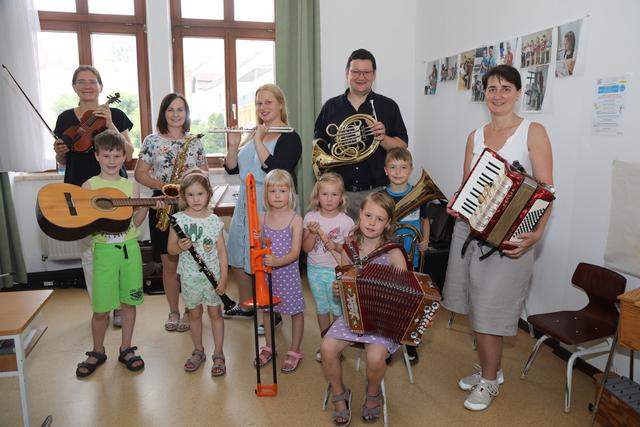 Erstes Kennenlernen mit den Instrumenten.