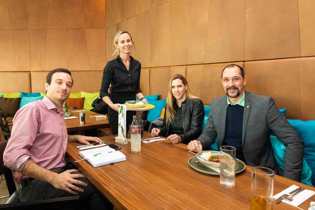 Köstlich: Katharina Exel servierte Bettina Schoeller (2.v.r.), Harald Kühschweiger (r.) und Christoph Hofer im Nullneun tolle Speisen.