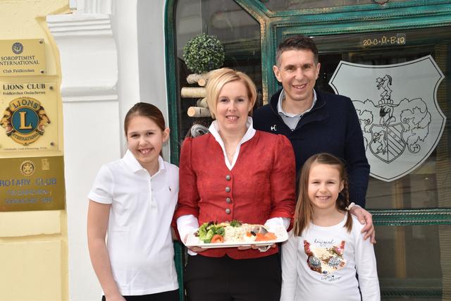 Seitner-Wirtin Christine Berger serviert Heringssalat.