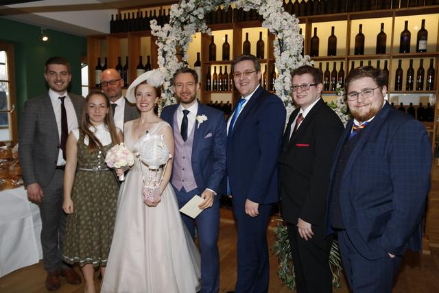 Gratulierten dem Hochzeitspaar Pia und Michael Ilrich (Mitte) zur Trauung: Stadtrat Andreas Feiler, Isabella Rittnauer, Martin Haas, Gemeinderat Erwin Giefing, Hubert Hackl und Gemeinderat Thomas Haffer