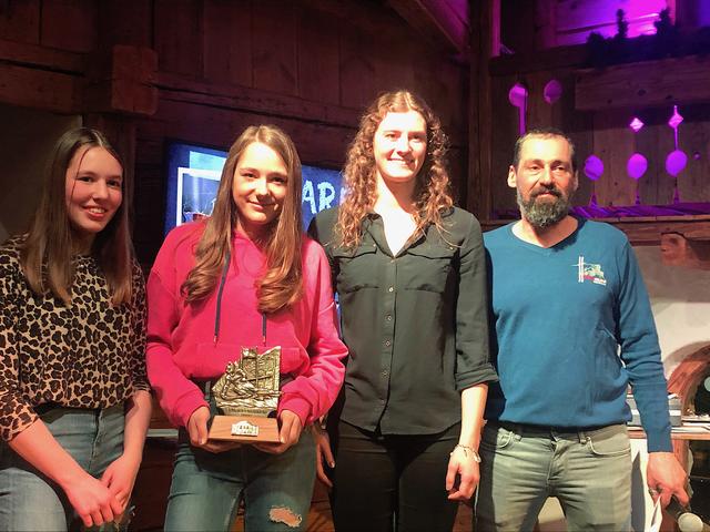 SC-Obmann Fredi Foidl gratulierte den Mädchen, die die Vereinswertung mit Tagesbestleistung für sich entschieden. | Foto: Kogler