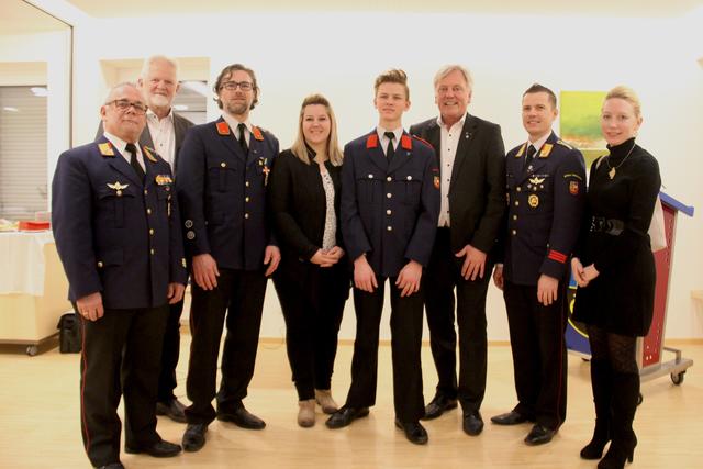 Bezirksfeuerwehrkommandant Helmut Blazej, Vizebürgermeister Karl Pölz, Kommandant-Stellvertreter Gabriel Potocnik, Feuerwehrmann Kathrin Skubel, Feuerwehrmann Johannes Borstner, Bürgermeister Gerhard Visotschnig, Kommandant Patrick Skubel, Amtsleiterin Regina Wiedl | Foto: FF Neuhaus