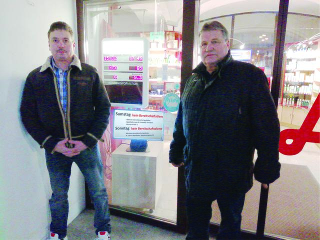 Stadtrat Wolfgang Scharinger und Bernhard Wagner vor der geschlossenen Apotheke in Hollabrunn.