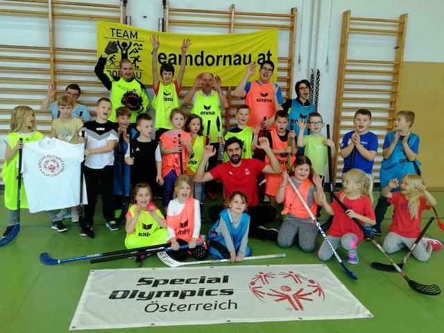 Erste Klasse der VS Lockenhaus mit Special Olympics Sportlerinnen und Sportlern vom Team Dornau (Gemeinde Stadtschlaining)