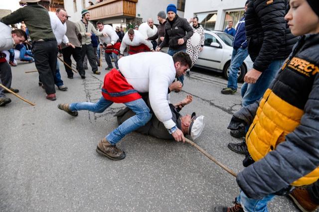 Nicht üblich, kann aber passieren: Wampeler wirft Reiter! | Foto: zeitungsfoto.at