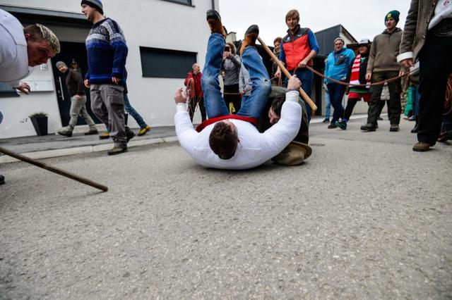 So wird's richtig gemacht: Der Wampeler landet nach dem Wurf des Reiters auf dem Rücken und bekommt "ein Ganzes!"