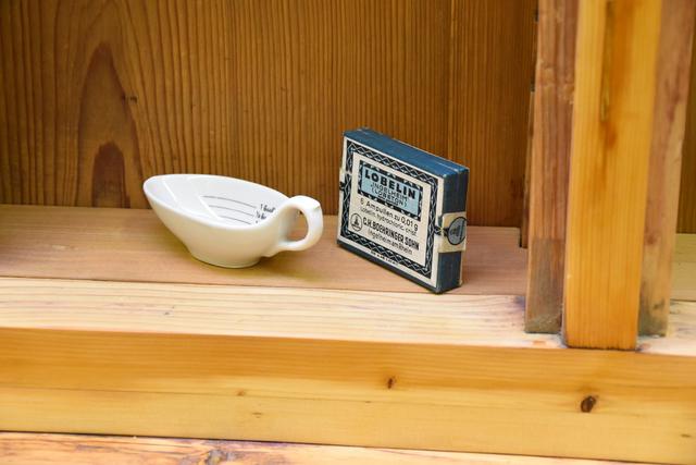 Nostalgie kommt auf, wenn man solche alten Medikamentenverpackungen sieht. In Hall feierte der Verein "Freundeskreis Pesthaus" die Sanierung alter Apothekenmöbel. 