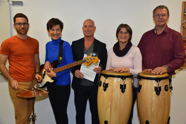 SchonSoNetten - Akkordeon, Piano, Percussion: Renate Raab.
Klarinette, Saxophon, Percussion: Manfred Raab.
Schlagzeug, Gitarre, Percussion: Matthias Hochgatterer.
Gitarre, Bass, Gesang und Gesamtleitung: Christa Hochgatterer.