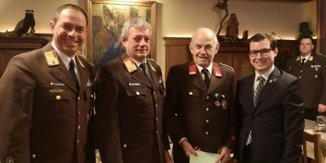 Karl Dotter (2.v.r.) im Kreise der Ehrengäste.