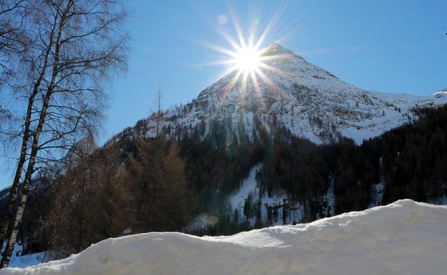 Aam Tauernhaus genießen wir noch die Sonnenstrahlen