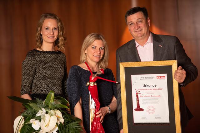 Carmen Goby, Landesvorsitzende von Frau in der Wirtschaft und Vizepräsidentin der Wirtschaftskammer Kärnten, mit „Unternehmerin des Jahres 2019“ Alexandra Bresztowanszky und Jürgen Mandl, Präsident der Wirtschaftskammer Kärnten.