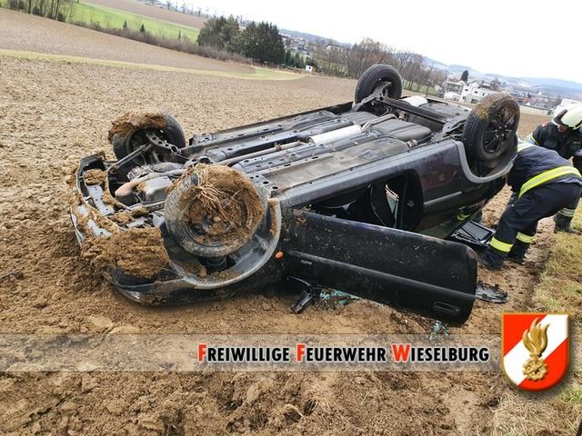 Die Feuerwehr befreite den eingeschlossenen Lenker.