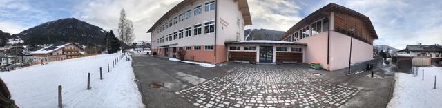 Die Volksschule im Ortsteil Flachau. Bisher steht nicht fest in welchen Ortsteilen Kindergarten oder Schule hinkommen werden.