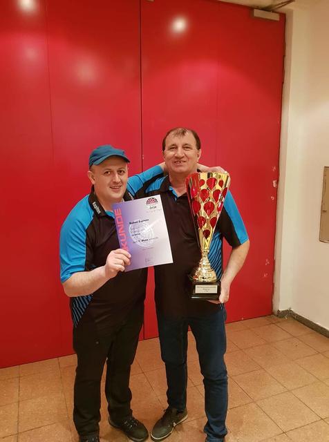 Kapitän Dado Pavlovic und Präsident Budo Grujic freuen sich über den Meistercup.