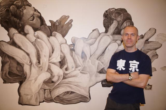 Stefan Kreiger vor einer seiner Collagen.  | Foto: Thomas Fuchs