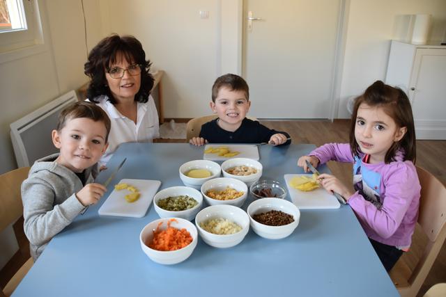 Martha Starmuz schneidet gemeinsam mit den Kindergartenkindern Leon, Nevio und Sarah die Zutaten klein. | Foto: Kristina Orasche
