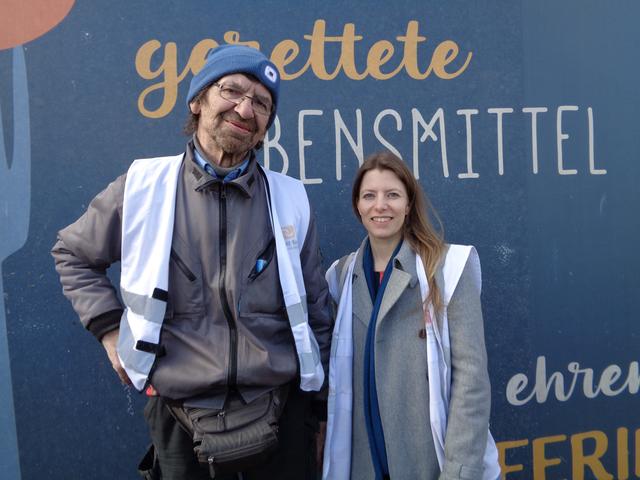 Der langjährige ehrenamtliche Mitarbeiter Rudi (l.) und Ehrenamtskoordinatorin Nadja Kraski setzen sich gemeinsam gegen die Lebensmittelverschwendung in Wien ein.