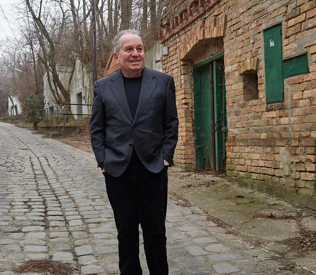 Oskar Aichinger unternimmt in seinem Buch Streifzüge an die Ränder Wiens, hier in eine Kellergasse am Bisamberg. | Foto: Herbert Zott