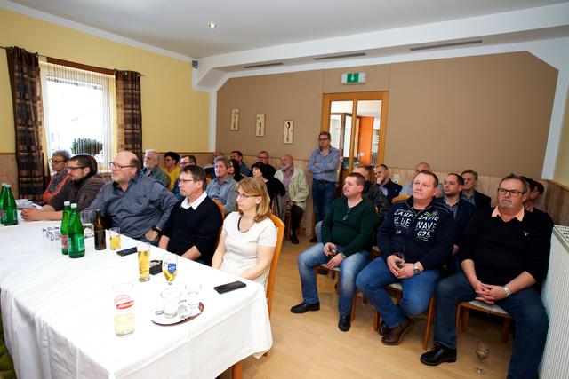 Reges Interesse: SPÖ-Gefährten, auch Bgm. Helmut Maier aus Breitenau, verfolgten Günter Wolfs Pressekonferenz.