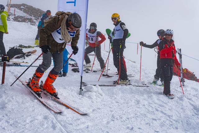 Zwei Athleten bilden ein Team und stürzen sich von zwei verschiedenen Gipfeln im Skigebiet Grossglockner/Heiligenblut.