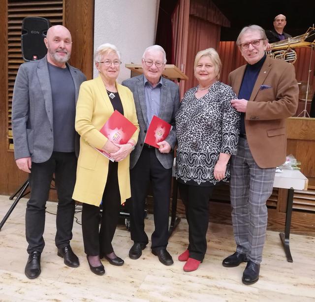 Obmann Walter mit Forstner Brigitte und Ehrenobmann Franz Schauflinge, Rosina Stockmayr und Landespräsident Konsulent Heinz Hillinger.