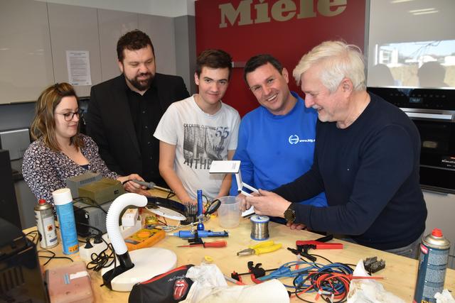 Erster Reparier-Nachmittag bei der Firma Haustechnik Güssing: Katrin Stukitz, Martin Zloklikovits, Julian Mayerhofer, Harald Kopfer und Fritz Müllner (von links).