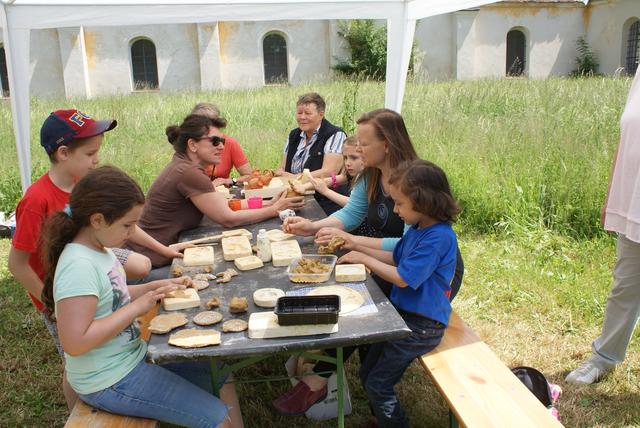 Kinder bei der Arbeit in der Kartause.