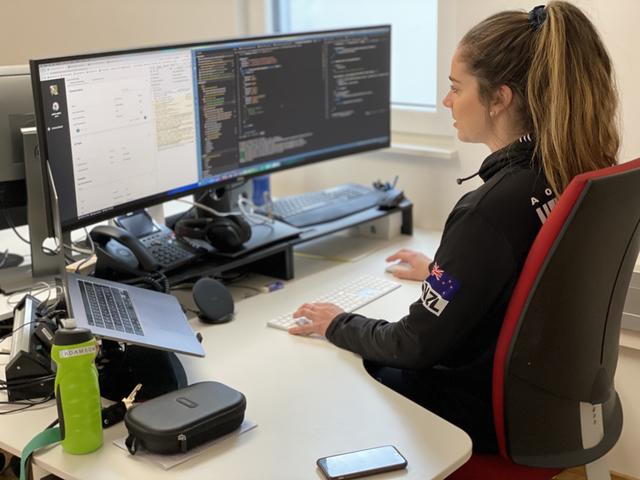 Katie Adamson beim Arbeiten für die Software-Firma.