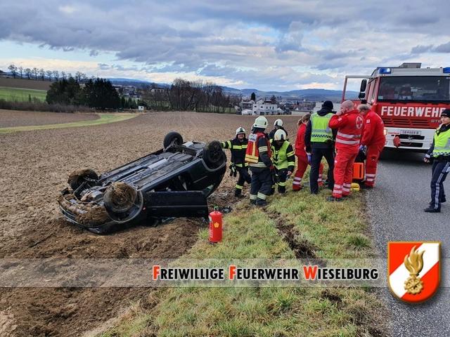 Die Feuerwehr befreite den eingeschlossenen Lenker.