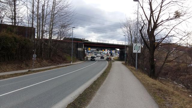 Die Eisenbahnbrück bei der Ortsausfahrt Richtung Salzburg wird erneuert.