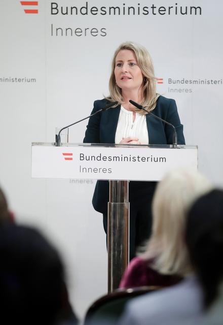 Frauenministerin Susanne Raab sei es ein "zentrales Anliegen", dass der Opfer- und Gewaltschutz finanziell besser ausgestattet werde.