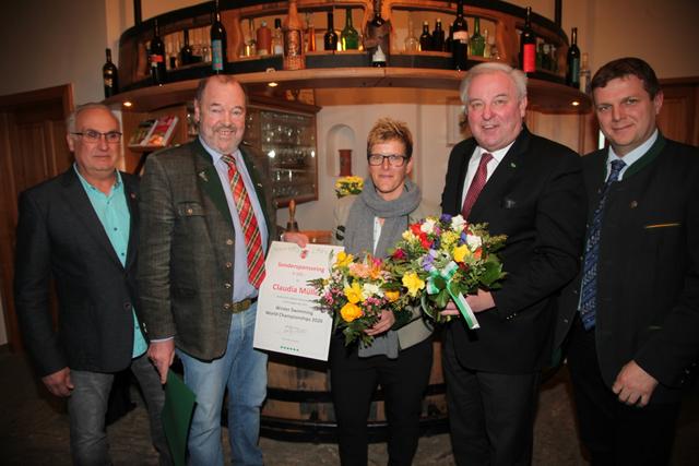 Die fünffache Weltmeisterin Claudia Müller mit ihrem Gatten Günter (l.) inmitten von LH Hermann Schützenhöfer, Bgm. Walter Eichmann und Bgm. Stephan Oswald.