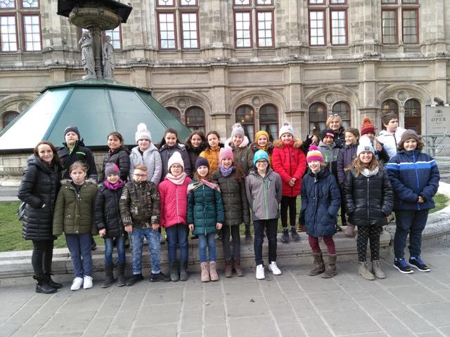 Zwei Klassen der Volksschule Großhöflein vor der Wiener Staatsoper