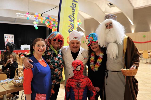 Martina Auer, Alois Hadler, Doris Dirnberger, Alexander Fritz und die Kinderfreunde
feierten den Fasching.