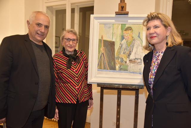 Hans Hornyik, Elenore Wichtl mit einem Selbstportrait ihres Mannes, der am 25. Februar 2020 100 Jahre alt geworden wäre und Galeristen Andrea Jünger