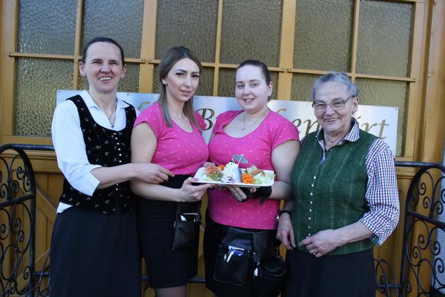 Brückenwirt-Team: Chefin Ilse Jury, die Schwestern Amela und Amina sowie Senior-Chefin Renate Rieger.