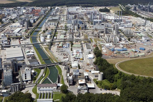 Unter den Mitarbeitern der Wacker Chemie in Burghausen befinden sich zahlreiche Braunauer. | Foto: Wacker Chemie AG