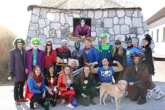 Die Faschingsnarren der JVP Sallingstadt/Walterschlag:
Vorne v.l.: Kathrin Trappl, Ina Böhm, Carina Krapfenbauer, Sebastian Wippel, Madeleine Zeilinger, Michael Poppinger, Bella von Witura, Christopher Edelmaier
Hinten v.l.: Mathias Hipp, Stefan Wally, Vanessa Neunteufl, Michael Hipp, Maximilian Maierhofer, Dominik Kalch, Philipp Stauber, Patrick Traxler, Tanja Neunteufl, Tobias Krenn, Eva Zuschrott