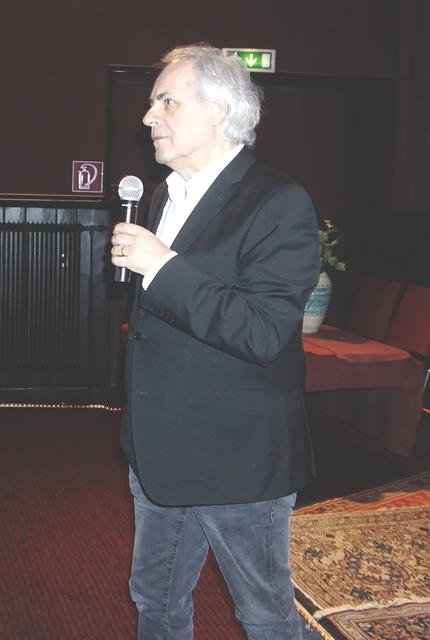 Alfred Ninaus stellt seinen Film dem Publikum vor.