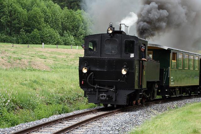 Bild 01: Nostalgiebahnen zeigen uns am deutlichsten welcher Dreck (Treibhausgase) ausgestoßen wird. Was hier austritt könnte 1:1 auf sämtliche Kohlekraftwerke umgelegt werden. Hier wird sichtbar, warum die fossile Energieerzeugung zu den Hauptemittenten von CO2 zählt!