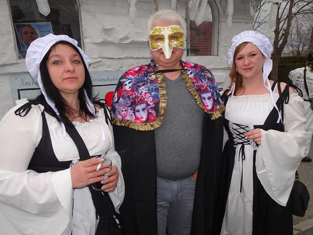 Erich Schulter mit 2 seiner Marktfrauen