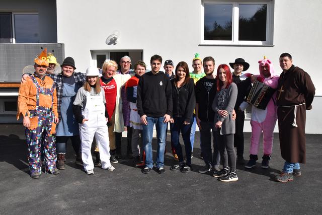 In Badersdorf zogen die Faschingsbotschafter von Haus zu Haus. | Foto: Michael Strini