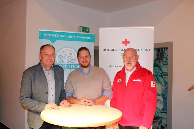 Wolfgang Winkler (li) und Martin Storf (re) kümmerten sich um die Organisation vor Ort. Referent Andreas Till in der Bildmitte.