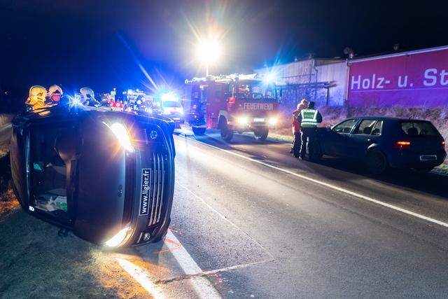 Das Mopedauto blieb auf der Seite liegen. | Foto: Fotokerschi.at/Kerschbaummayr