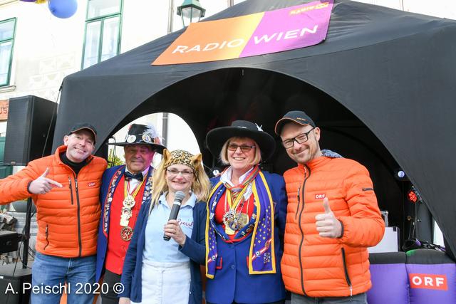 Radio Wien sorgte für eine tolle Stimmung ei der 7. Gumpoldskirchner Faschingsmeile. Das Radio Wien Team mit Johann Sieber (2. vl), GGR Dagmar Händler (3. vl) und Ilse Sieber (2. vr).