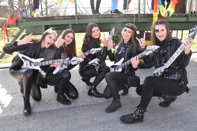 Mit den Rock-Girls aus Deutsch Schützen ging die Party richtig los. | Foto: Michael Strini