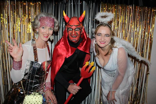 Zum Faschingsabschluss luden die Haller Theatergruppen zum traditionellen Maskenball ins Lobkowitzgebäude. Mit dabei waren Karin, Roland und Caroline in passenden Kostümen zum Ballmotto „Glanz und Gloria“. Zur Eröffnung gab es eine Showeinlage, anschließend wurde zur Polonaise gebeten. Das Tanzorchester „The Gang“ und DJ Jochen Hampl sorgten für stimmigen Sound.