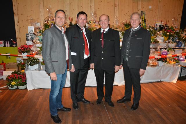 Genossen den Schützenball: der Thaurer Schützenhauptmann Romed Giner, der Absamer Schützenhauptmann Kurt Mayr, der Absamer Bürgermeister Arno Guggenbichler und der Absamer Schützenehrenhauptmann Florian Fischler.