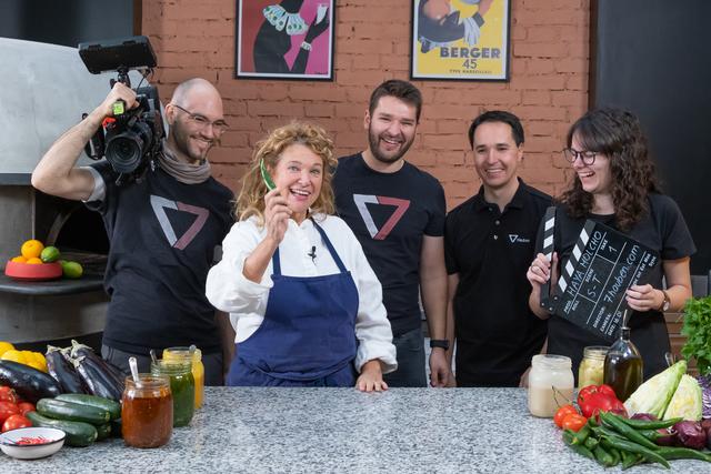 Haya Molcho (in weiß) und das Team von 7Hauben