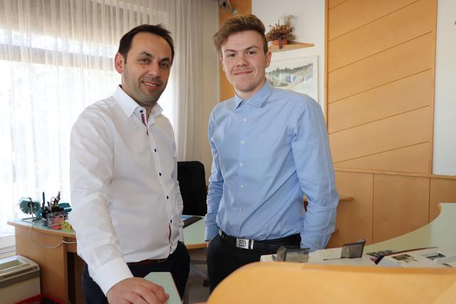 Der Neuberger Bankstellenleiter Andreas Konrad (li.) und sein Kollege Stefan Karlovits wechseln nach der Schließung in die Filiale St. Michael. 